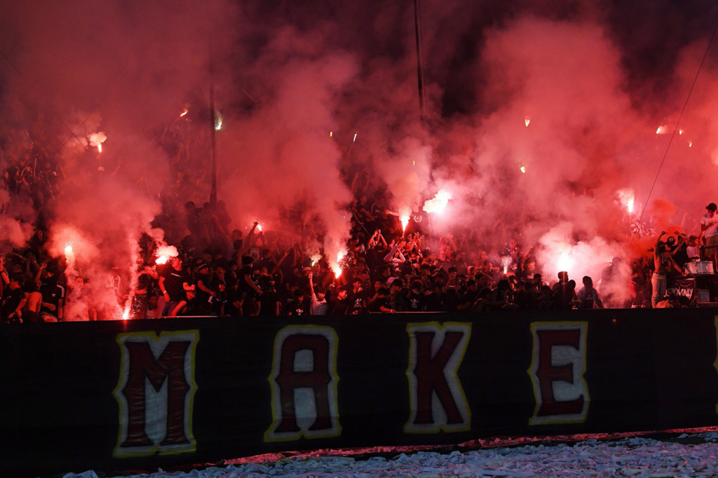 Para suporter juga menyalakan kembang api serta menyanyikan lagu-lagu kebanggaan dan yel-yel Bali United.
