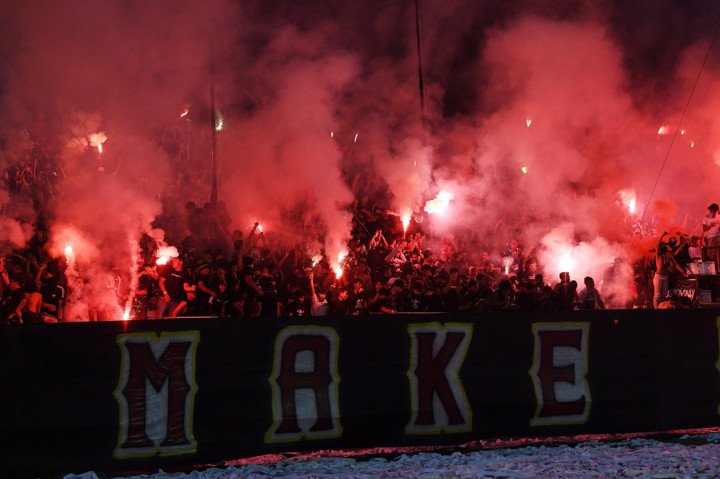 Para suporter juga menyalakan kembang api serta menyanyikan lagu-lagu kebanggaan dan yel-yel Bali United.