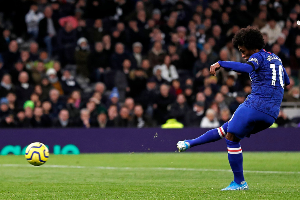 Willian menjadi pahlawan dalam pertandingan ini. Bintang Brasil berusia 31 tahun tersebut mencetak seluruh gol The Blues. AFP Photo/Adrian Dennis