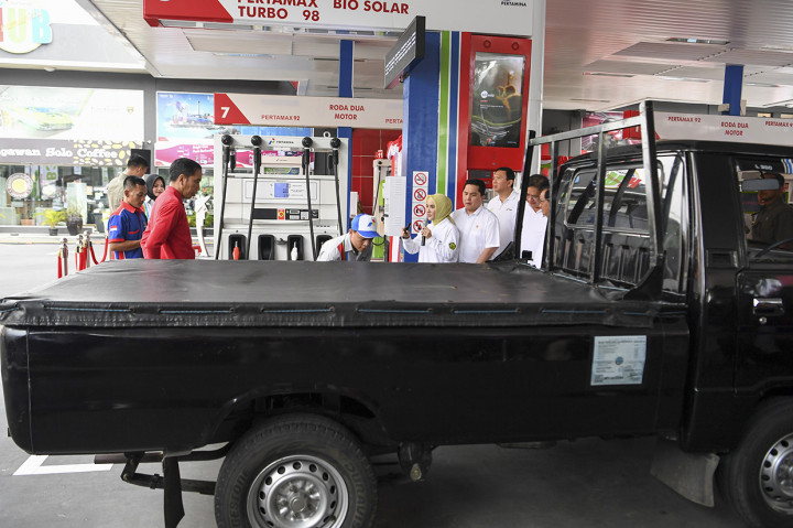 Presiden Joko Widodo (ketiga kiri) bersama Menko Perekonomian Airlangga Hartarto (kanan), Menteri BUMN Erick Thohir (ketiga kanan), Direktur Utama Pertamina Nicke Widyawati (keempat kanan) dan Komisaris Utama Pertamina Basuki Tjahaja Purnama (kedua kanan) menyaksikan pengisian bahan bakar Solar pada sebuah mobil saat peresmian implementasi program Biodiesel 30 persen (B30) di SPBU Pertamina MT Haryono, Jakarta.