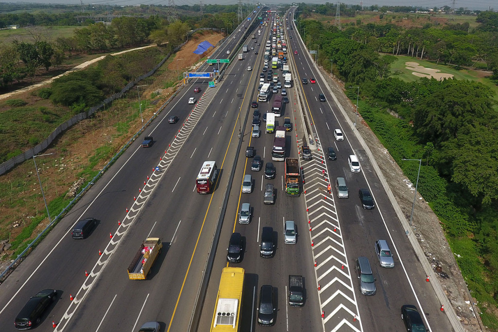 Foto udara suasana antrean kendaraan bermotor yang melintas di titik pertemuan titik pertemuan Tol Jakarta-Cikampek elevated II dengan Tol Jakarta-Cikampek KM 48, Karawang Barat, Karawang, Jawa Barat.