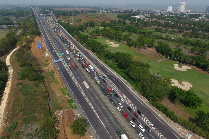 Memasuki H-2 Natal 2019, arus kendaraan bermotor terpantau mengalami antrean panjang di sisi Tol Jakarta-Cikampek menuju ke arah Cikampek.