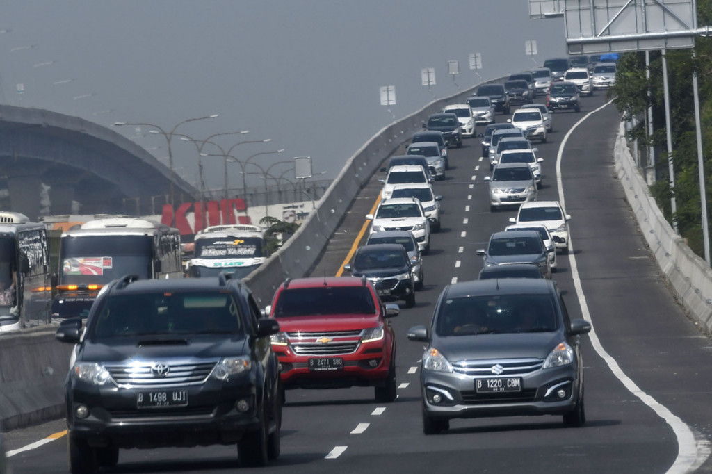 Semetara pada Senin pagi hingga siang arus kendaraan bermotor yang melintasi tol layang Jakarta-Cikampek terpantau ramai lancar.