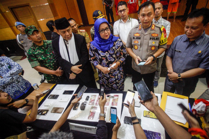 Kapolres Bogor AKBP Muhammad Joni (kedua kanan) bersama Bupati Bogor Ade Yasin (tengah), Ketua MUI Kabupaten Bogor Ahmad Mukri Aji (kedua kiri), Dandim 0621/Kabupaten Bogor Letkol Inf Harry Eko Sutrisno (kiri) dan Kepala Kejari Kabupaten Bogor Munaji memberikan keterangan pers saat rilis kasus kawin kontrak di kawasan Puncak di Polres Bogor, Cibinong, Bogor, Jawa Barat, Senin, 23 Desember 2019.