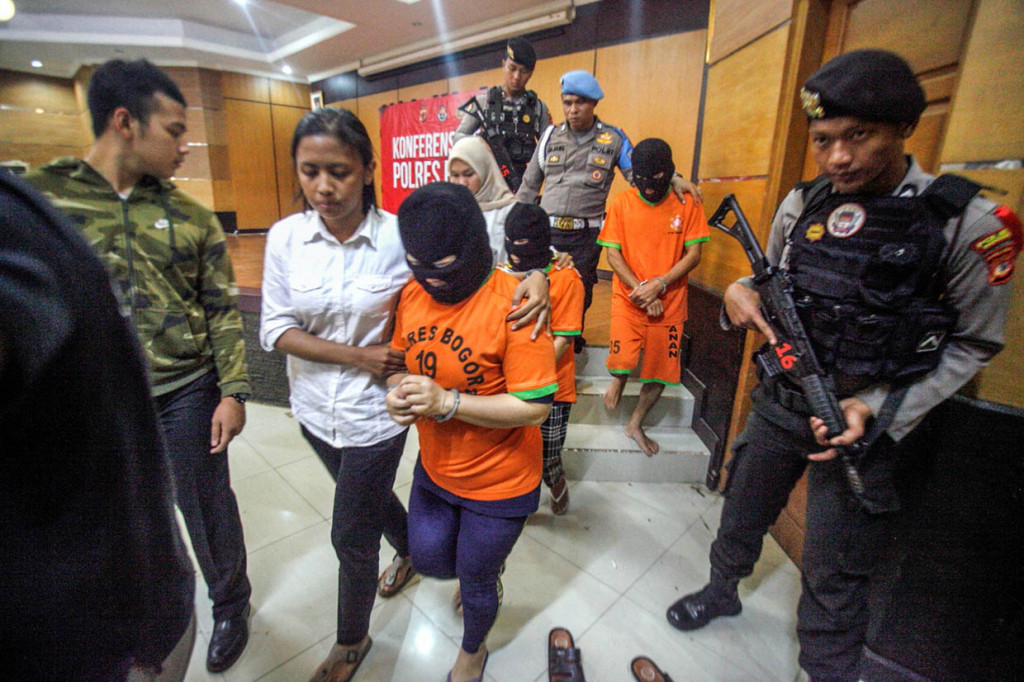 Sebanyak empat orang tersangka kasus kawin kontrak (kawin berlabel halal) di wilayah Puncak Bogor diamanakan polisi dan dijerat dengan UU tindak pidana perdagangan orang dengan ancaman hukuman di atas 5 tahun penjara.