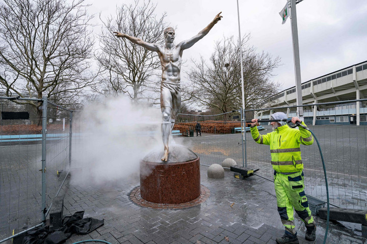 Sebelumnya, patung tersebut juga sempat dicorat-coret oleh para pendukung Malmo. Patung kemudian dicat berwarna putih.