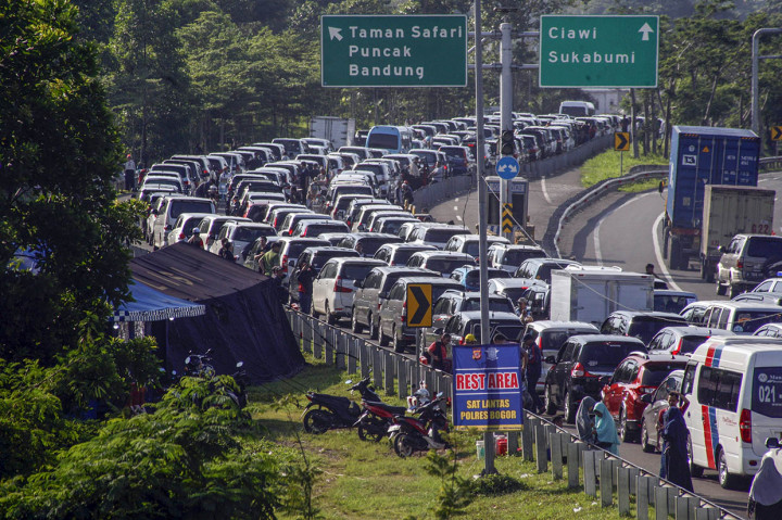 Ribuan kendaraan terjebak kemacetan di jalan menuju Puncak di Bogor, Jawa Barat, Selasa, 24 Desember 2019.