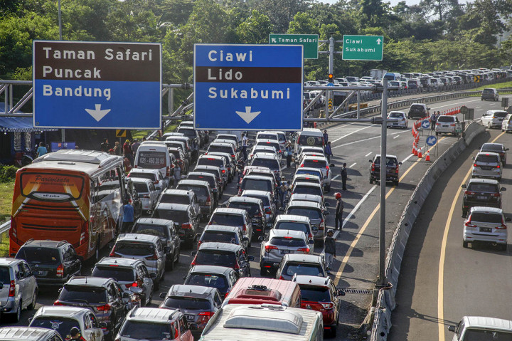 Polri memberlakukan rekayasa lalu lintas satu arah ('one way') di wilayah Puncak, Bogor, Jawa Barat, selama liburan Natal 2019 dan Tahun Baru 2020.