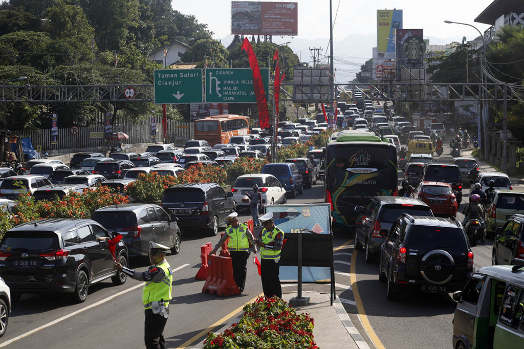 Rekayasa lalu lintas sistem satu arah itu untuk kendaraan yang menuju kawasan Puncak dari pukul 07.30 hingga 12.00 WIB dan pukul 13.00 hingga 17.00 WIB, diberlakukan 'one way' menuju Bogor.