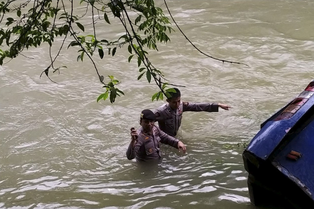 Terkait jumlah penumpang, polisi masih mendalami mengingat terdata di PO Sriwijaya hanya 27 orang. 