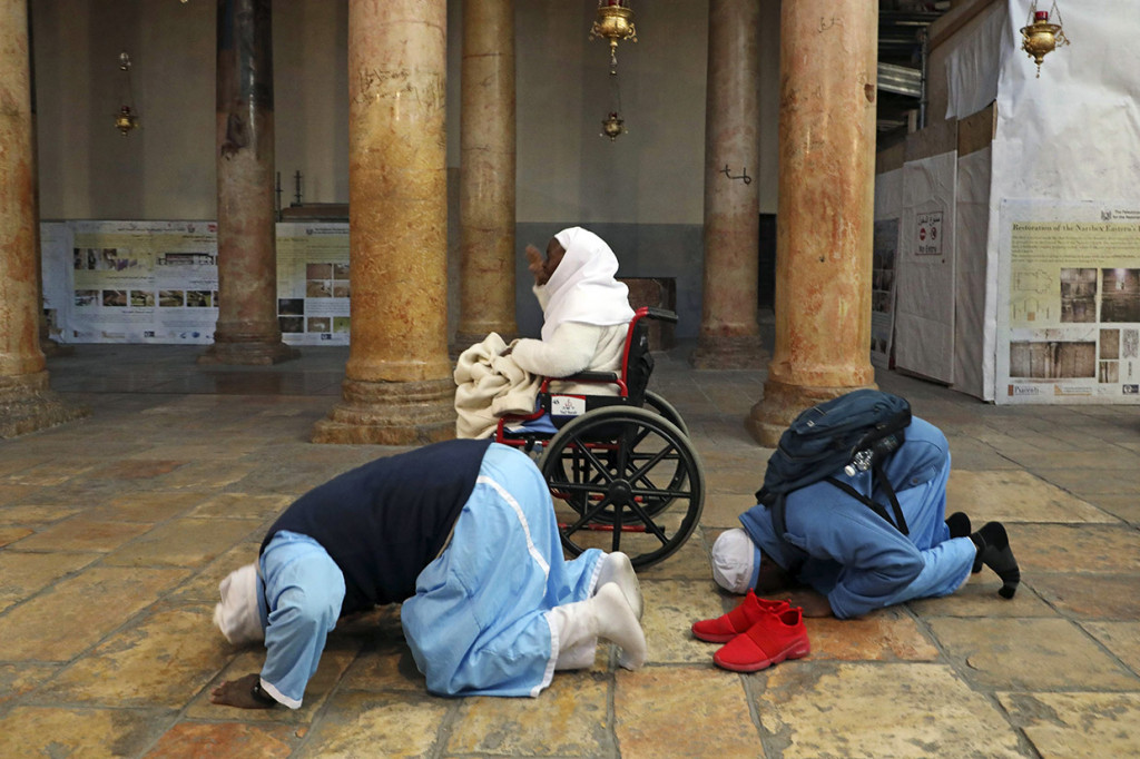 Warga Palestina dan warga asing mulai berkumpul di Kota Betlehem di Tepi Barat sejak Selasa, 24 Desember 2019 Pagi. Mereka bersiap untuk merayakan Malam Natal yang berlangsung di dalam dan sekitar Gereja Kelahiran atau Gereja Nativitas.