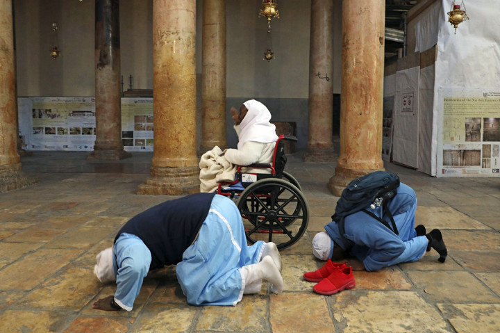 Warga Palestina dan warga asing mulai berkumpul di Kota Betlehem di Tepi Barat sejak Selasa, 24 Desember 2019 Pagi. Mereka bersiap untuk merayakan Malam Natal yang berlangsung di dalam dan sekitar Gereja Kelahiran atau Gereja Nativitas.