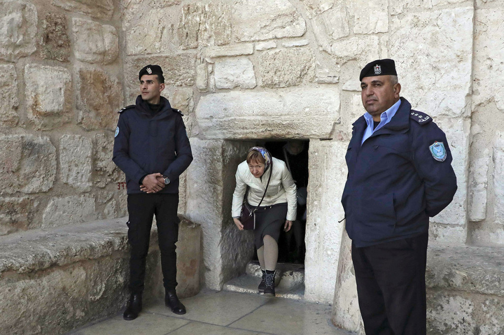 Ratusan turis dan penduduk setempat berkumpul di alun-alun di luar gereja, tempat pohon Natal setinggi 15 meter telah didirikan.