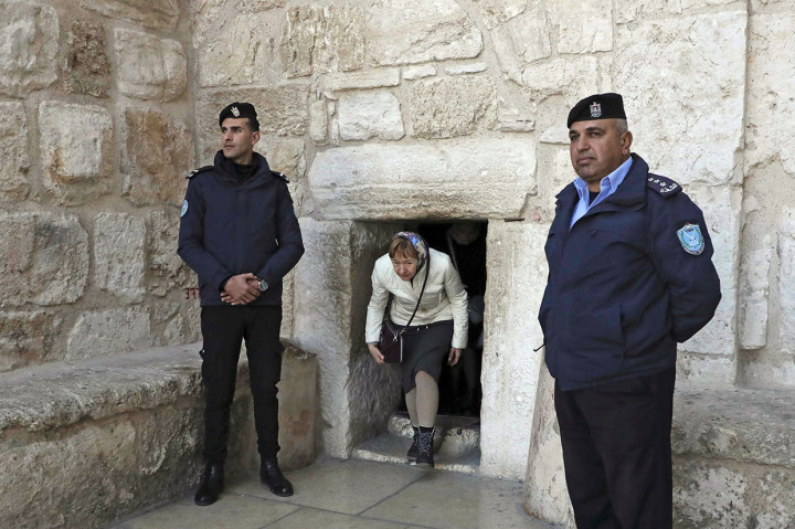 Ratusan turis dan penduduk setempat berkumpul di alun-alun di luar gereja, tempat pohon Natal setinggi 15 meter telah didirikan.