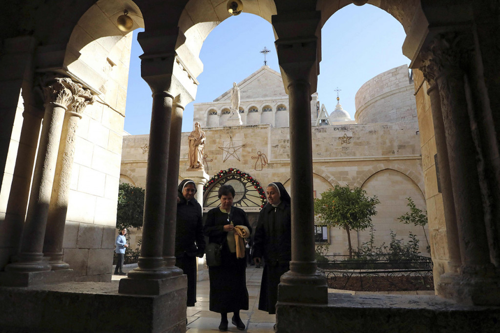Sementara itu kabar gembira bagi warga Jalur Gaza yang beragama Kristen setelah Israel memberi izin bagi mereka untuk mengunjungi Tepi Barat dan Kota Suci Bethlehem dan Yerusalem selama perayaan Natal.