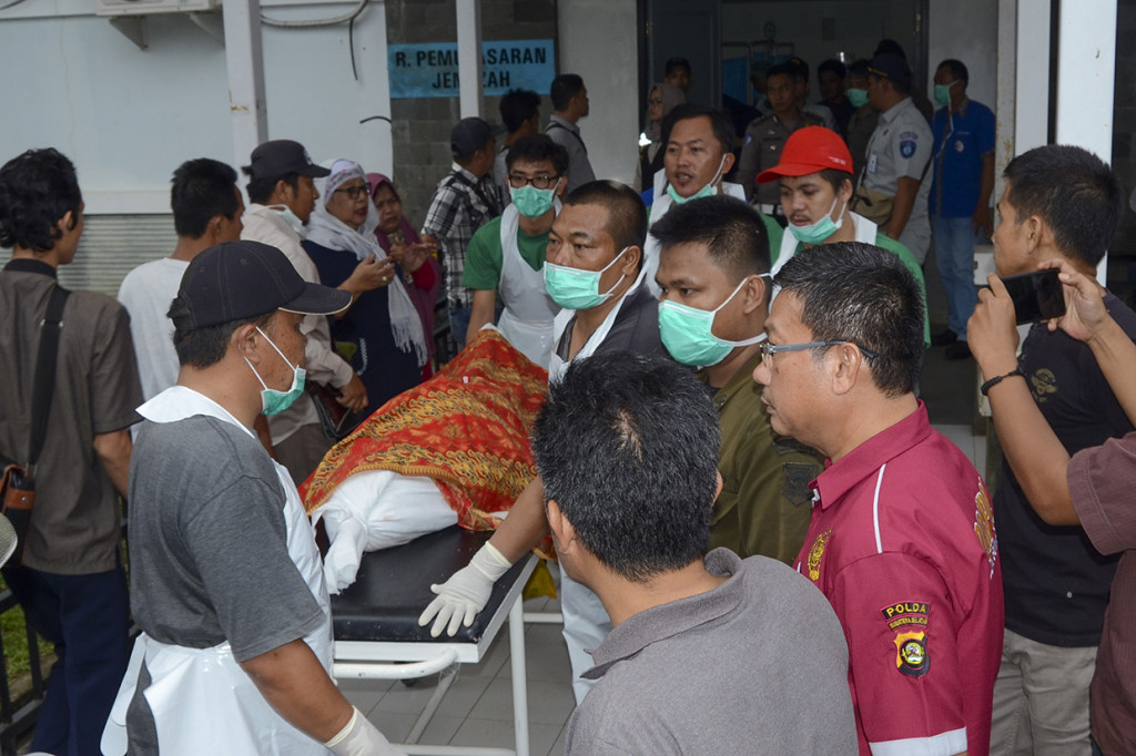 Petugas membawa jenazah korban kecelakaan bus Sriwijaya untuk diserahkan kepada pihak keluarga di RSUD Besemah, Pagaralam, Sumatera Selatan. 