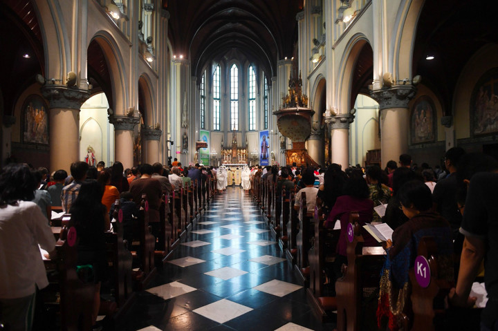 Di Jakarta, ribuan jemaat Gereja Katedral Jakarta memenuhi ruang aula utama hingga halaman, beribadah misa malam Natal dengan khidmat. Di gereja tersebut, dekorasi perayaan Natal 2019 mengangkat kekayaan budaya Indonesia untuk membangkitkan rasa persaudaraan dan persatuan. Antara Foto/Akbar Nugroho Gumay  