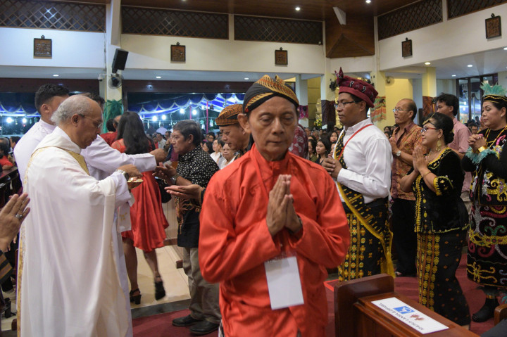 Sementara di berbagai daerah, Misa Malam natal juga berlangsung dengan khidmat, aman dan damai. Umat Katolik menerima komuni pada misa malam Natal di gereja Arnoldus Jansen, Bekasi, Jawa Barat. Antara Foto/Paramayuda