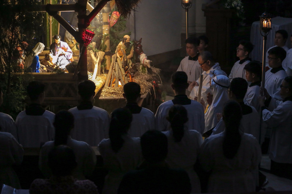 Misa malam Natal di Gereja Katolik Santo Laurensius di Serpong, Tangerang Selatan, Banten, berlangsung khidmat, aman, dan damai. Antara Foto/Fauzan