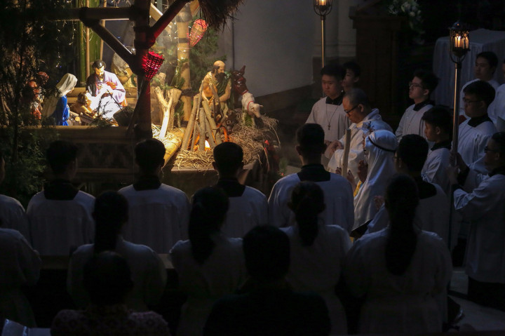 Misa malam Natal di Gereja Katolik Santo Laurensius di Serpong, Tangerang Selatan, Banten, berlangsung khidmat, aman, dan damai. Antara Foto/Fauzan