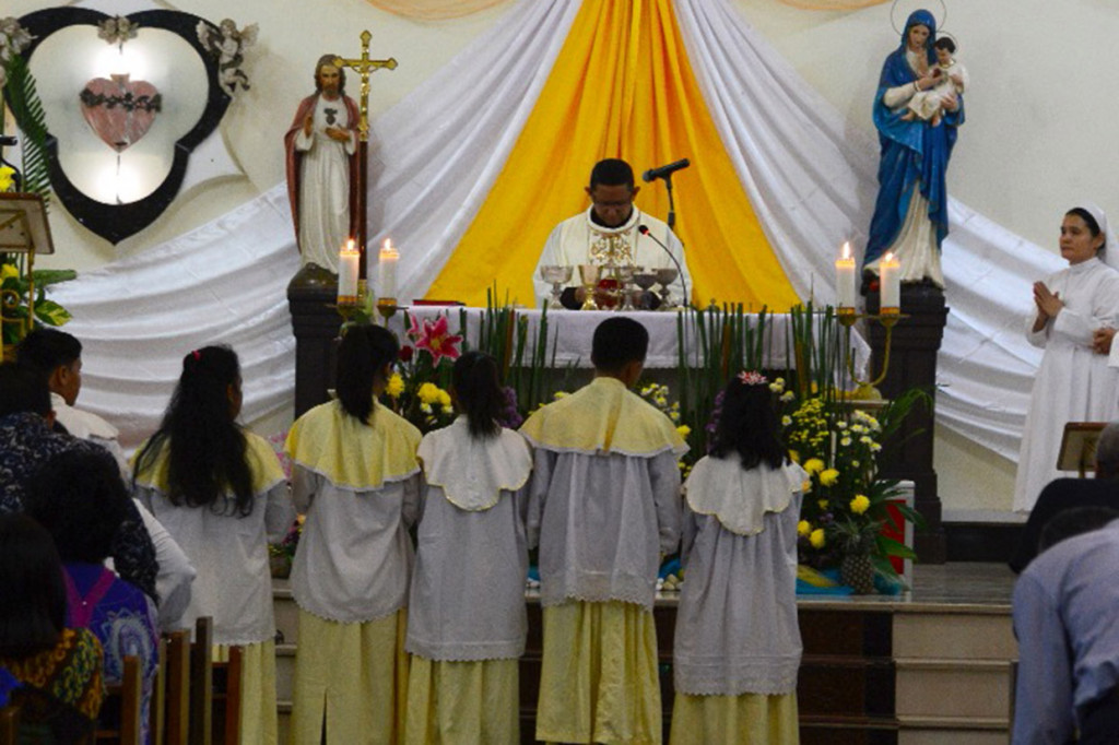 Umat Kristiani mengikuti prosesi perayaan Misa Malam Natal di Gereja Katolik Hati Kudus, Banda Aceh. Antara Foto/Ampelsa