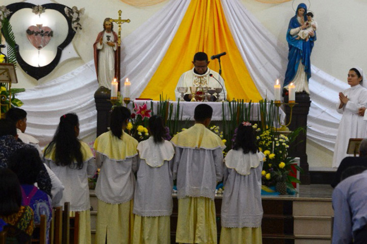 Umat Kristiani mengikuti prosesi perayaan Misa Malam Natal di Gereja Katolik Hati Kudus, Banda Aceh. Antara Foto/Ampelsa