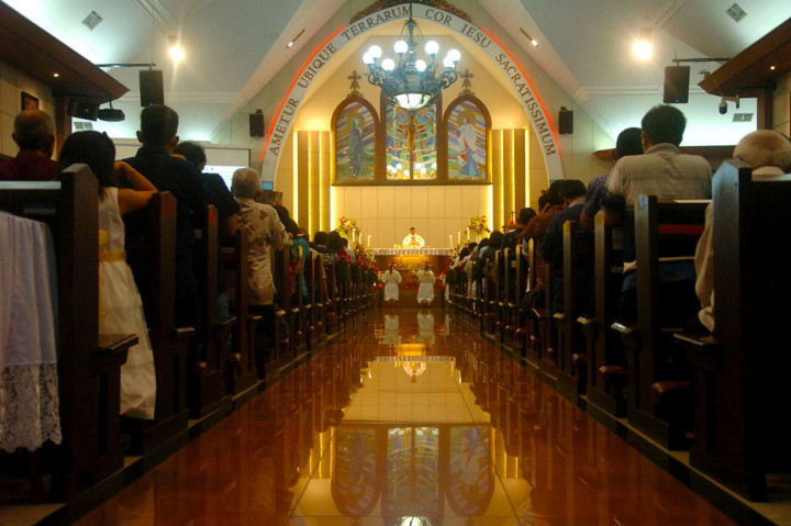 Umat kristiani melaksanakan Misa Natal di Gereja Hati Kudus Yesus, Tegal, Jawa Tengah. Antara Foto/Oky Lukmansyah