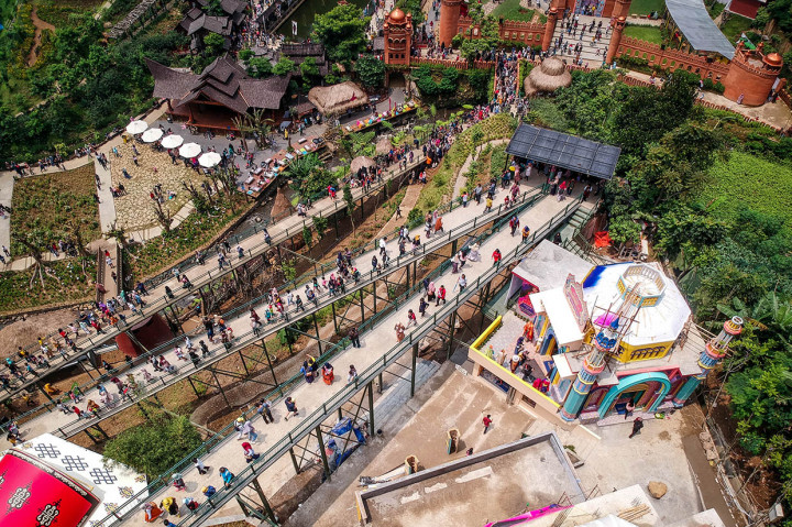 Wisata yang menawarkan wahana foto dengan latar belakang bangunan khas negara dari Asia dan Afrika tersebut dikunjungi ribuan pengunjung setiap harinya pada Libur Natal dan Tahun Baru 2020.