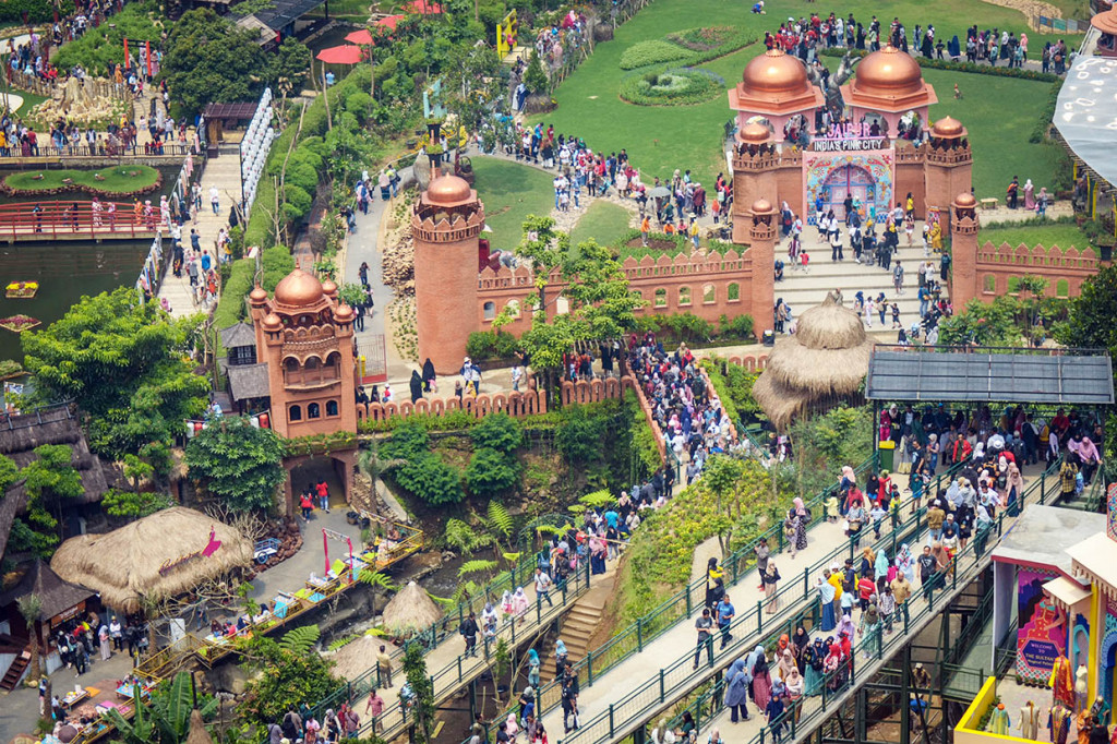 Ribuan wisatawan memadati destinasi wisata 'The Great Asia Africa' di Lembang, Kabupaten Bandung Barat, Jawa Barat, Selasa, 24 Desember 2019.