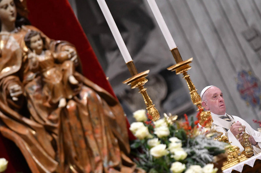 Paus Francis memimpin misa Malam Natal di Basilika Santo Petrus untuk menandai kelahiran Yesus Kristus, di Vatikan, Selasa, 24 Desember 2019 malam waktu setempat.