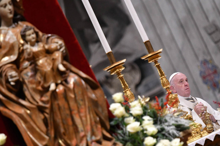 Paus Francis memimpin misa Malam Natal di Basilika Santo Petrus untuk menandai kelahiran Yesus Kristus, di Vatikan, Selasa, 24 Desember 2019 malam waktu setempat.