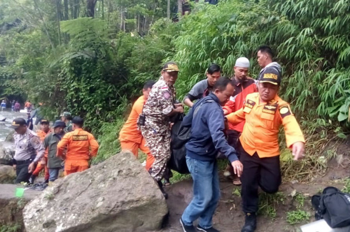Basarnas Palembang dan tim gabungan mengevakuasi jenazah korban kecelakaan bus Sriwijaya di Liku Lematang Pagaralam, yang baru ditemukan di dasar Sungai Lematang, Rabu, 25 Desember 2019.