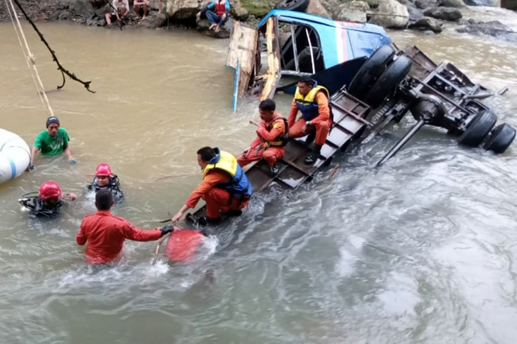 Kecelakaan dialami Bus Sriwijaya dari Bengkulu menuju Palembang masuk ke jurang di Liku Lematang, Desa Perahu Dempo, Kota Pagaralam, Sumsel, Senin, 23 Desember 2019 sekitar pukul 23.15 WIB.