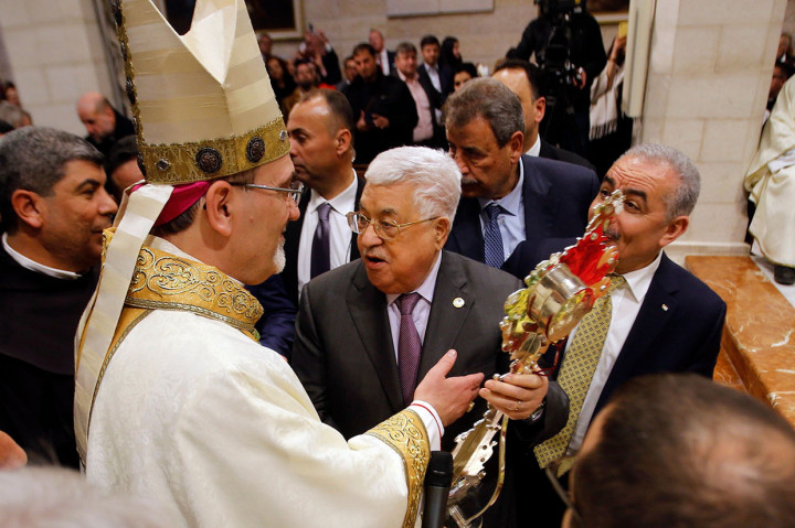 Mahmoud Abbas memegang fragmen kayu yang diyakini sebagai bagian dari palungan Yesus, ketika berbicara dengan Uskup Katolik Roma paling senior di Timur Tengah, Uskup Agung Pierbattista Pizzaballa.