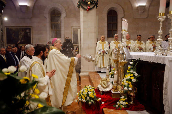 Uskup Agung Pierbattista Pizzaballa memimpin misa malam Natal di Gereja Nativity, Betlehem.