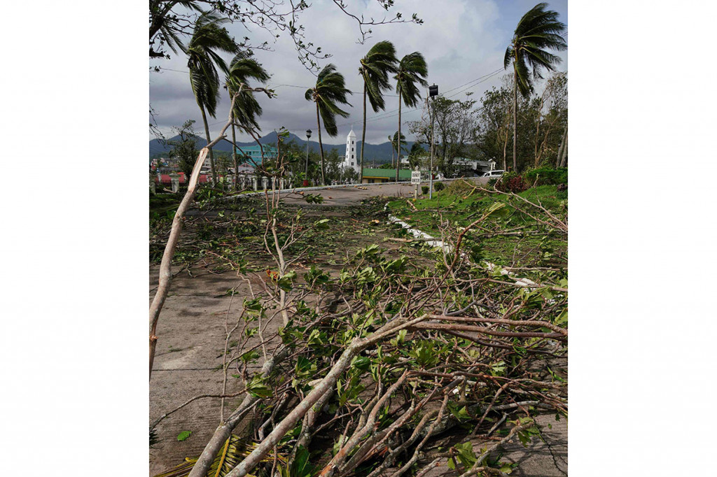Terjangan topan mengakibatkan rumah-rumah warga hancur, pepohonan bertumbangan, sementara listrik di beberapa wilayah padam. Tidak ada korban tewas akibat bencana alam tersebut.