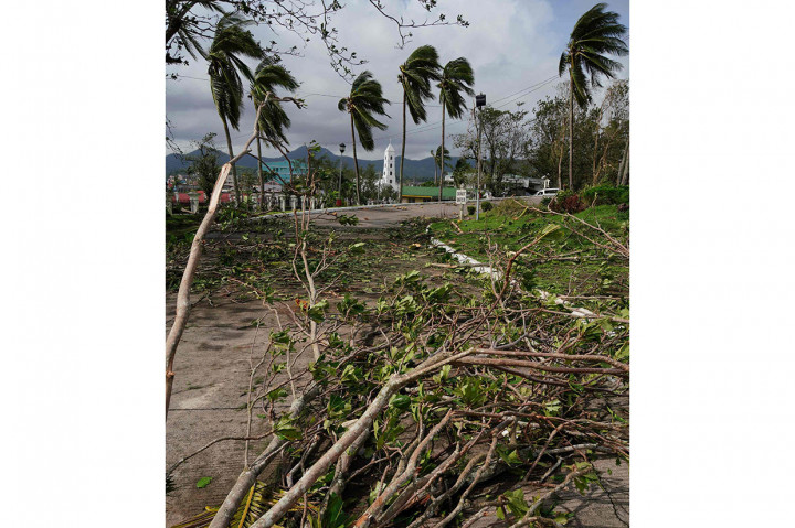 Terjangan topan mengakibatkan rumah-rumah warga hancur, pepohonan bertumbangan, sementara listrik di beberapa wilayah padam. Tidak ada korban tewas akibat bencana alam tersebut.