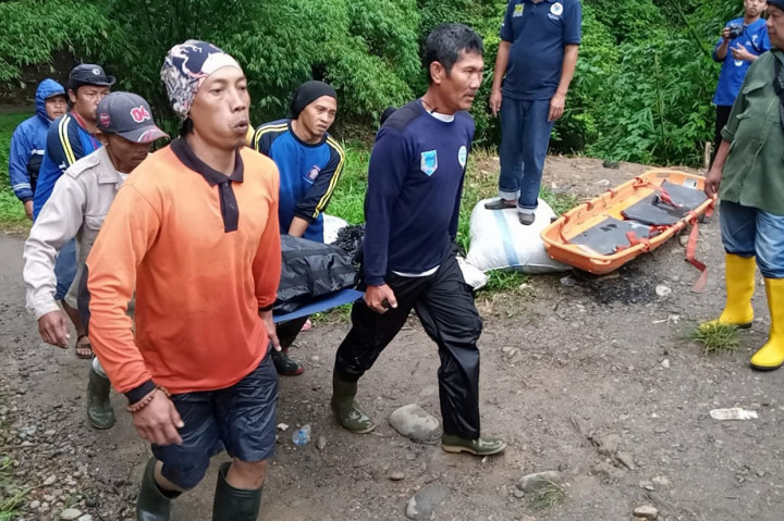 Petugas mengevakuasi korban kecelakaan Bus Sriwijaya rute Bengkulu - Palembang di Liku Sungai Lematang, Prahu Dipo, Dempo Selatan, Kota Pagaralam, Sumatera Selatan.