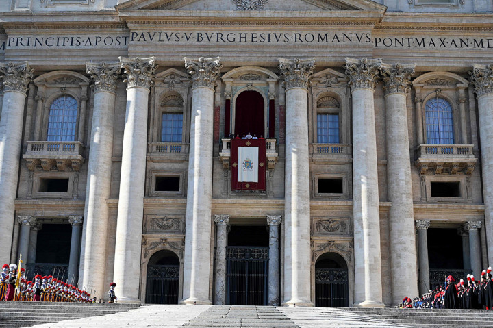 Paus juga mencatat bahwa di Amerika Selatan sejumlah negara sedang mengalami masa pergolakan sosial dan politik, sembari mendesak agar rakyat Venezuela yang tercinta segera menerima bantuan yang mereka butuhkan. Paus juga mencatat bahwa Ukraina yang tercinta juga merindukan solusi konkret untuk perdamaian abadi.