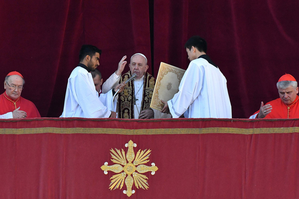 Paus juga mengecam serangan terhadap orang-orang Kristen di Afrika dan berdoa untuk para korban konflik, bencana alam, dan penyakit di benua termiskin di dunia terebut. 
