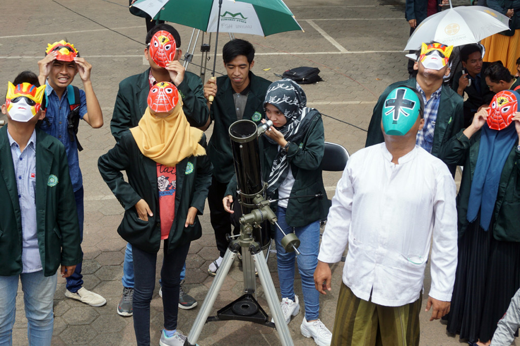 Pengamatan dilakukan dengan menggunakan teleskop dan juga topeng tokoh kartun yang diberi lapisan filter film.