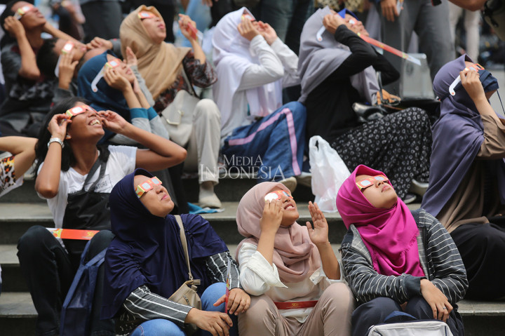 Wilayah Indonesia dapat menyaksikan gerhana matahari cincin dengan titik terbaik di Kabupaten Siak di Riau dan kota Singkawang di Kalimantan Barat, Padang Sidempuan dan Sibolga di Sumatera Utara, Kepulauan Riau, Kalimantan utara, dan Kalimantan Timur.