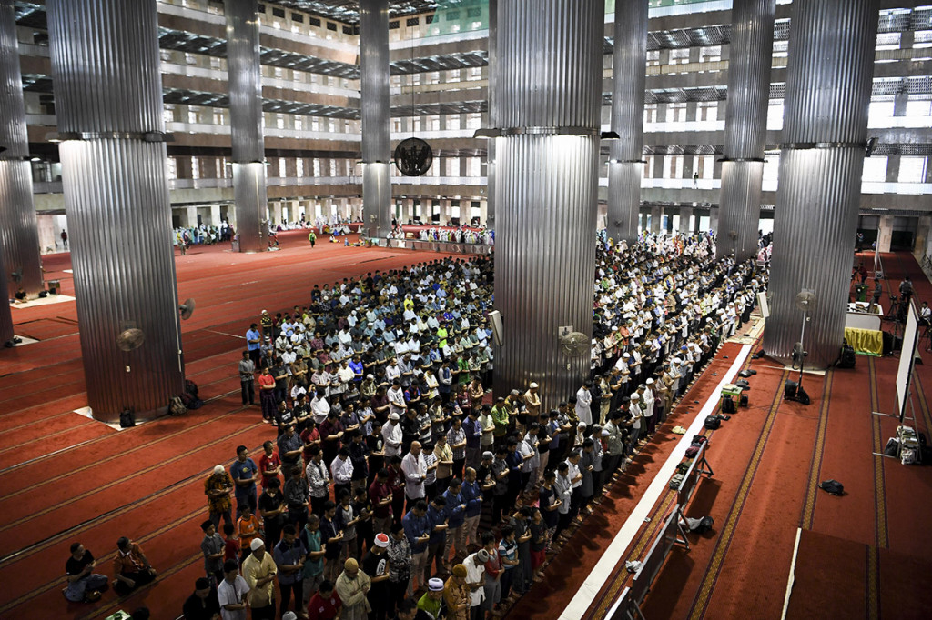 Umat muslim melaksanakan Salat Sunah Kusuf (gerhana matahari) di Masjid Istiqlal, Jakarta, Kamis, 26 Desember 2019. Antara Foto/Hafidz Mubarak A