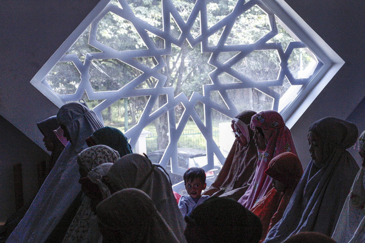 Warga melaksanakan Salat Kusuf (salat gerhana matahari) di Mesjid Agung Baitul Faidzin, Cibinong, Bogor, Jawa Barat. Antara Foto/Yulius Satria Wijaya