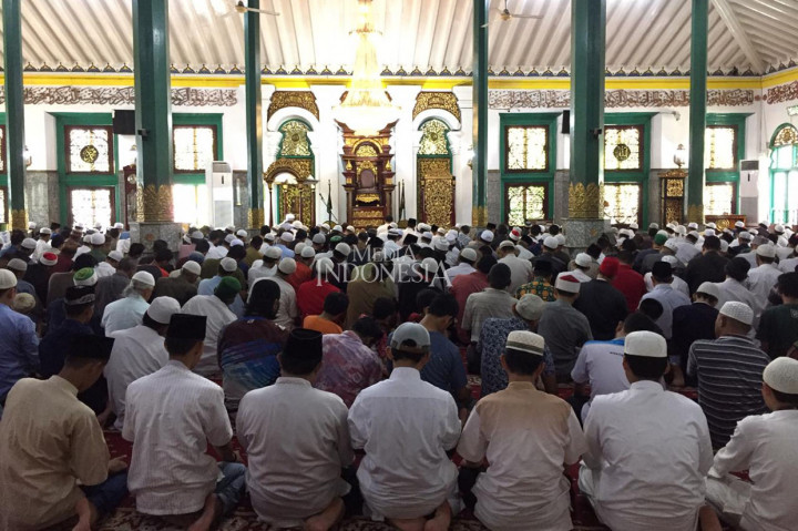 Ratusan warga melakukan salat gerhana di Masjid Agung Sultan Mahmud Badaruddin I Jayo Wikramo, Palembang, Sumatera Selatan. MI/Dwi Apriani