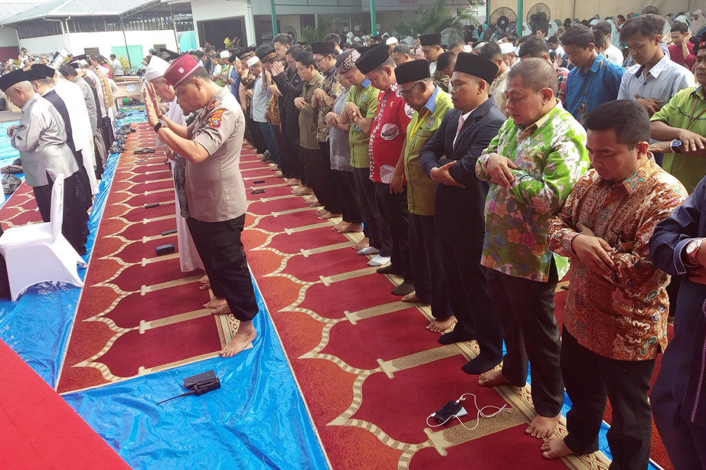 Warga melaksanakan Salat Gerhana (Kusuf) di Universitas Muhammadiyah Sumatera Utara (UMSU), Medan. MI/Puji Santoso