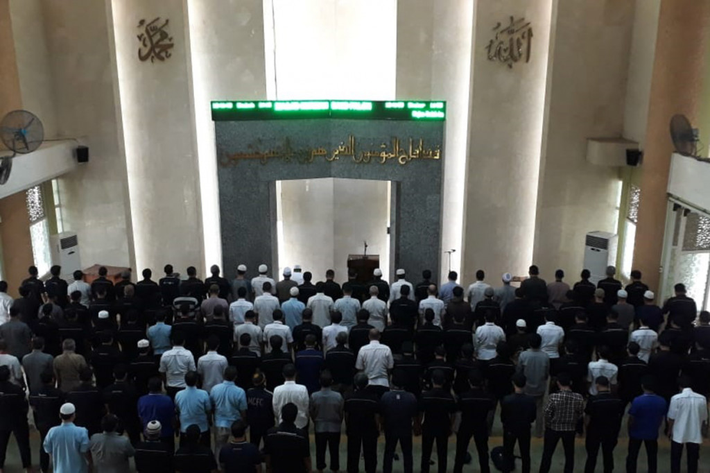 Masjid Nursiah Daud Paloh, Media Group, Kedoya, Jakarta Barat, Kamis, 26 Desember, menggelar salat Kusuf (salat gerhana matahari).
