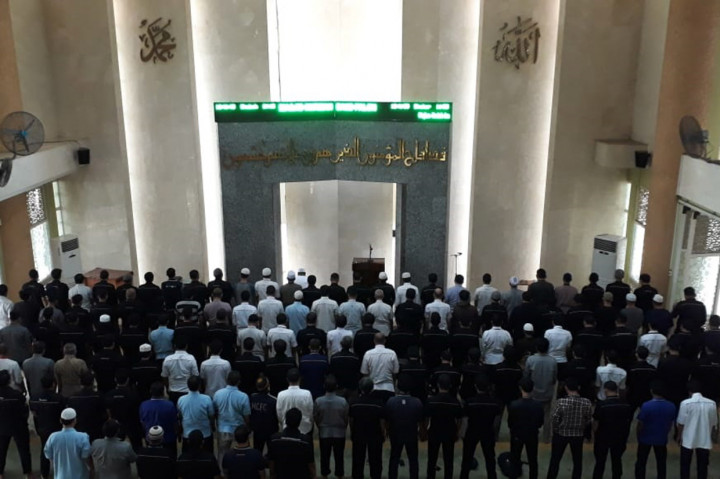 Masjid Nursiah Daud Paloh, Media Group, Kedoya, Jakarta Barat, Kamis, 26 Desember, menggelar salat Kusuf (salat gerhana matahari).