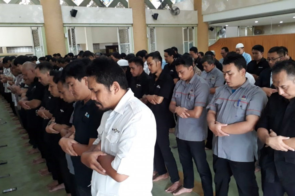 Salat diikuti unsur pimpinan dan karyawan Media Group (Media Indonesia, Metro TV, Medcom.Id, Lampung Post, Indicater, dan beberapa unit usaha lainnya), serta masyarakat sekitar Kompleks Media Group.