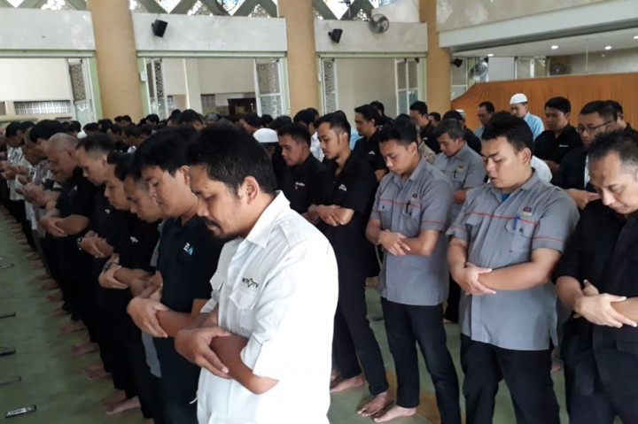 Salat diikuti unsur pimpinan dan karyawan Media Group (Media Indonesia, Metro TV, Medcom.Id, Lampung Post, Indicater, dan beberapa unit usaha lainnya), serta masyarakat sekitar Kompleks Media Group.